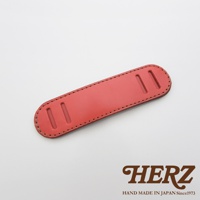 職人手作皮革肩墊，紅色，帶有兩條縫線和兩個長方形開口，用於固定。