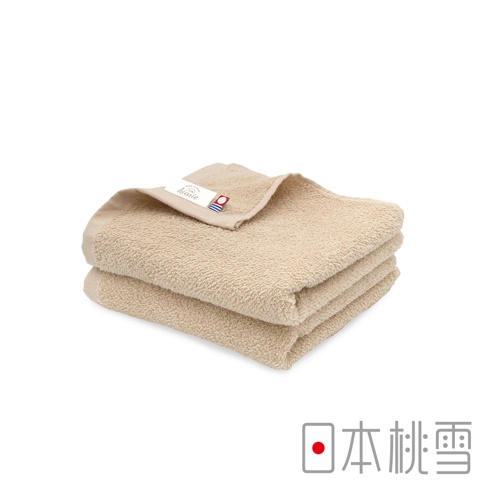 兩條淺棕色棉質毛巾疊放，上面一條毛巾標有「hiarie」品牌標籤，標籤上有藍白條紋裝飾。