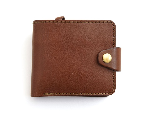 職人手作咖啡色皮革二合一可拆式短夾，表面有明顯皮革紋理，搭配黃銅色按扣，縫線為咖啡色。