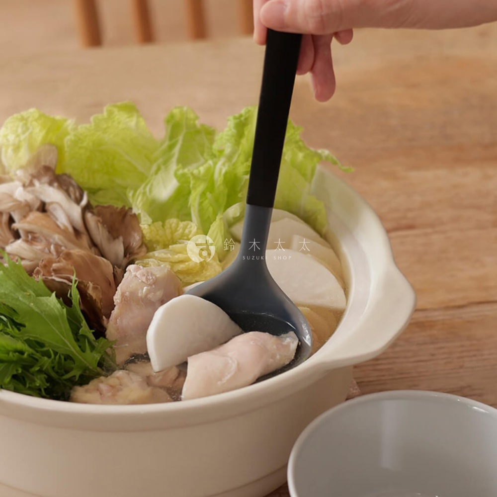 模式B： 日式火鍋中，有人用黑色手柄的灰色湯杓撈起燉煮的食材，鍋內有雞肉、大白菜、蘿蔔片和綠葉蔬菜，旁邊有一個白色碗。