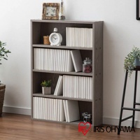 灰木紋四層收納書櫃，擺放著白色漫畫書、裝飾品、小盆栽及復古相機。