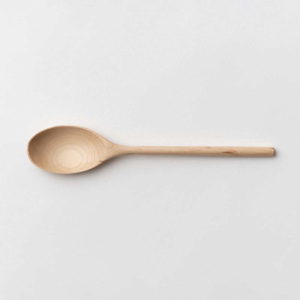 楓木湯匙，淺木色，圓潤的湯匙頭，光滑的長柄，展現天然木紋。