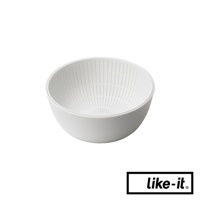 白色簡約雙層瀝水籃，採用PP材質，內層為帶有密集放射狀孔洞的濾網，外層為實心碗狀，可分離使用，用於清洗和瀝乾食材。