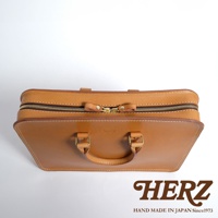 職人手作皮革手提商務公事包，採用棕褐色皮革，配有金色拉鍊及金屬扣環。