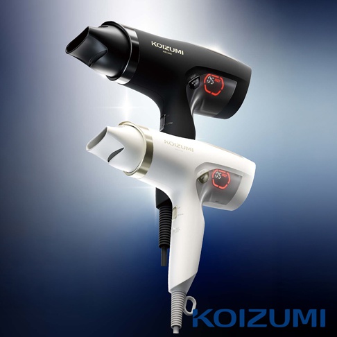 兩台 KOIZUMI 品牌吹風機，一台黑色，一台白色，並排展示，其中一台吹風機的螢幕顯示「05 HOT」。