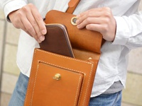 職人手作皮革厚實單肩包 (CP-61)，採用棕褐色厚實皮革製成，縫線清晰，包身設有翻蓋及金屬旋釦，可容納長夾或手機，展現精緻工藝。