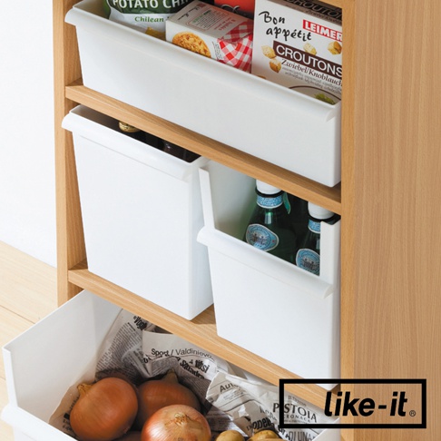 白色可堆疊窄型整理收納盒，裝有雜貨、餅乾、瓶裝水及洋蔥，置於木質層架上。