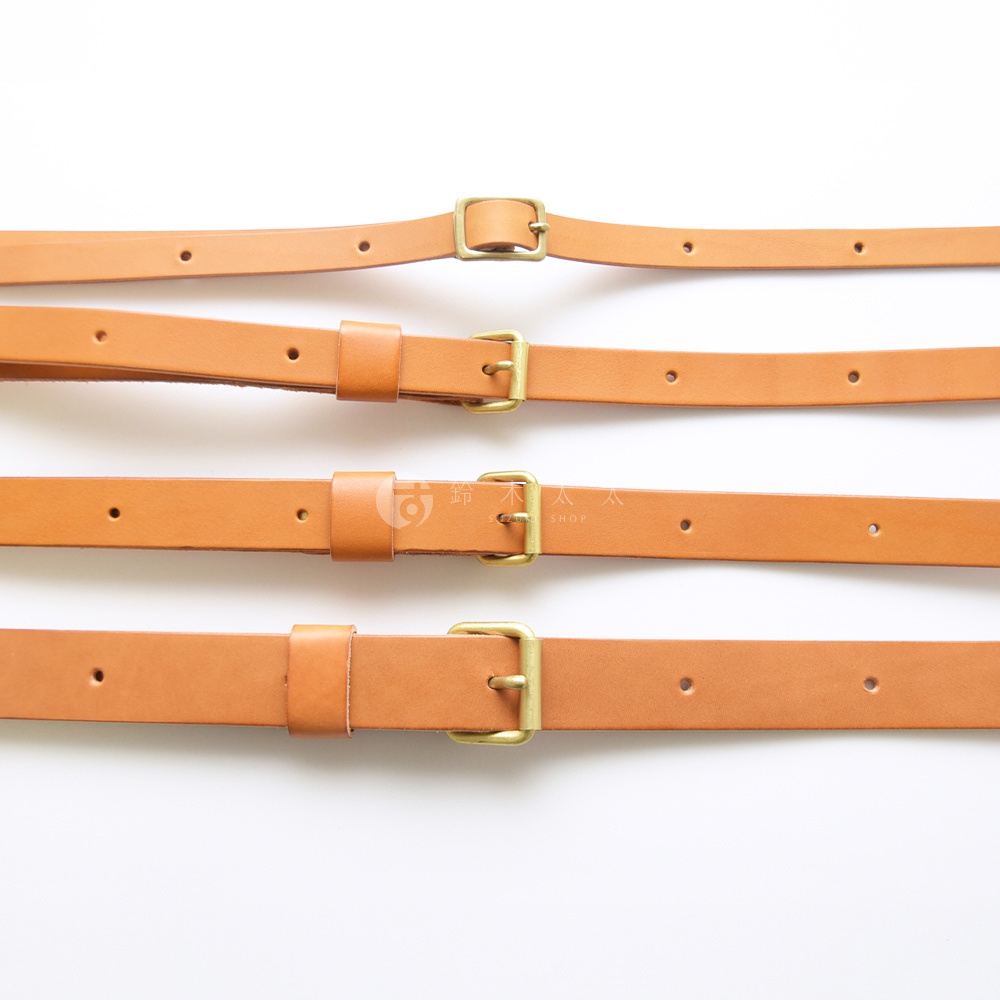 四條不同長度的咖啡色皮革肩背帶，每條都帶有金屬扣環和調整孔，平整地擺放在白色背景上。