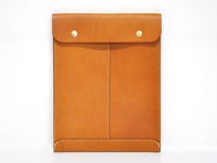 職人手作皮革信封式雙釦手拿袋，淺棕色皮革，帶有兩個金色金屬釦，正面有縫線分隔設計。