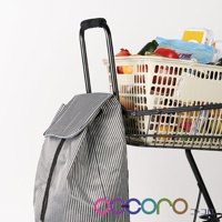 質感條紋三用購物車，配有黑色金屬框架、米白色塑膠置物籃，籃內裝有蔬果雜貨。購物車左側掛有黑色與白色細條紋的布質收納袋，袋口有灰色滾邊，手把為黑色帶有防滑設計。