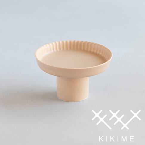 koudai 美濃燒高腳平盤 S，淺米色調，陶瓷材質，盤面帶有垂直細緻的壓紋，整體風格簡約。