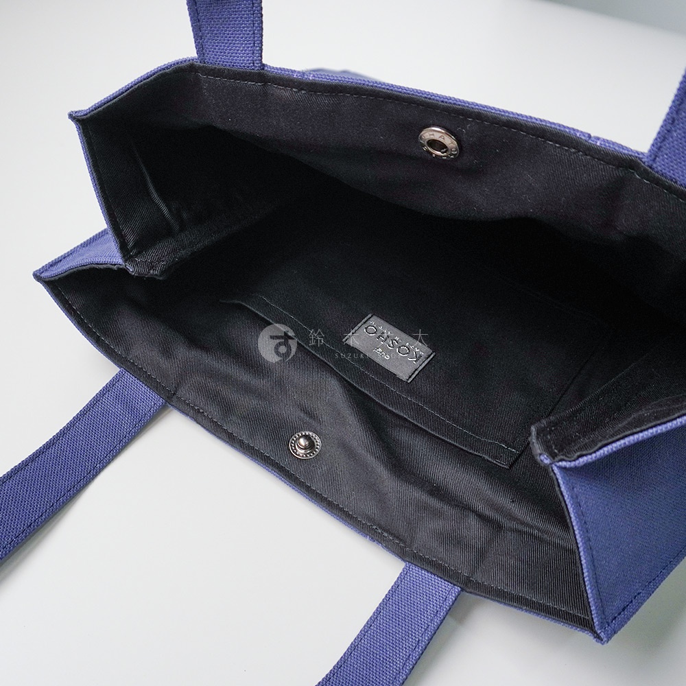 京都職人手作ougi棉帆布扇形托特包，展示為深藍色，內部為黑色內襯，設有口袋和金屬按扣。