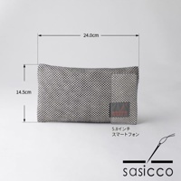 三河木綿刺子織文件收納包，黑白格紋，尺寸約24x14.5公分，附有品牌標籤，旁邊置放一支5.8吋智慧型手機作為比例參考。