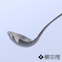 不鏽鋼叉杓，具有光滑的銀色表面，勺頭部分有三個分隔的凹槽，適合撈取麵條。