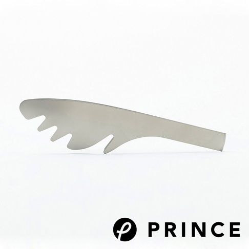 金屬材質的麵食分菜夾，夾頭呈鋸齒狀，方便夾取麵條，整體為銀白色，品牌標誌為圓形黑色底座搭配白色線條，右側為PRINCE字樣。