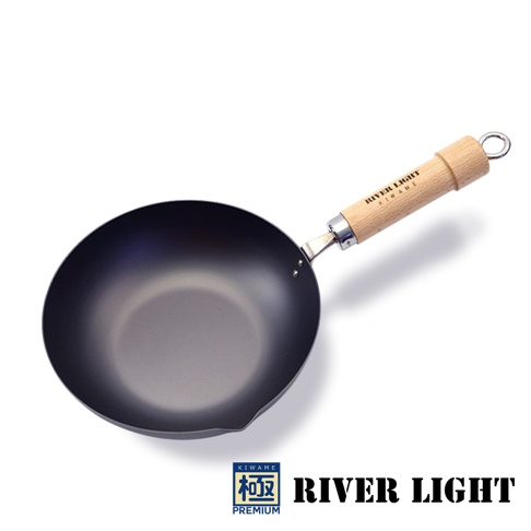 黑色金屬炒鍋，配有木製手柄和金屬連接件，鍋內有圓形紋理。