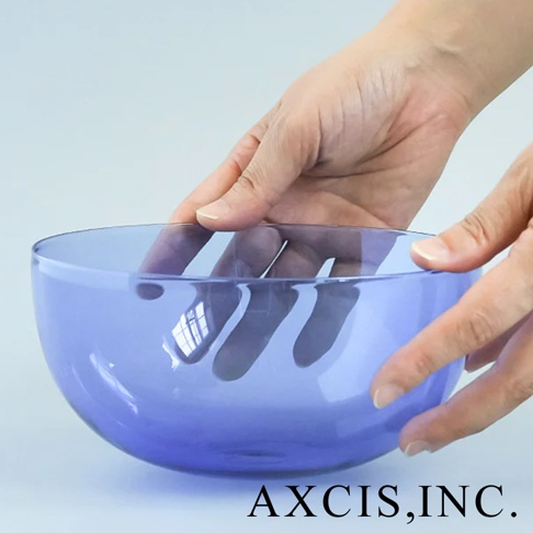 雙手捧著一個清透的圓潤紫色玻璃點心碗，碗壁光滑，內部有反光。