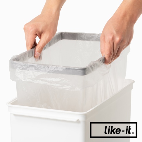 雙手正在將透明垃圾袋套入白色高版掀蓋式垃圾桶的灰色內緣。