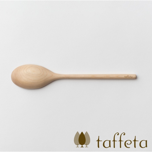 淺色楓木湯匙，呈現天然木紋，湯匙頭圓潤，手柄細長，末端印有淺色品牌標誌。