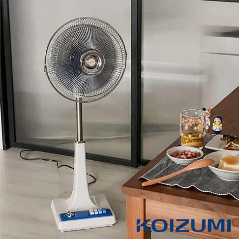 復古風藍白配色 12 吋立扇，金屬扇葉與網罩，白色方形底座配有藍色按鈕和銀色旋鈕。