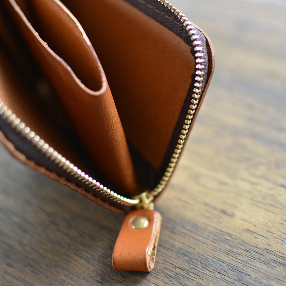 職人手作皮革Organ口袋拉鍊短夾，展示內裡多個隔層，搭配金色拉鍊與皮革拉環，材質為棕色皮革。