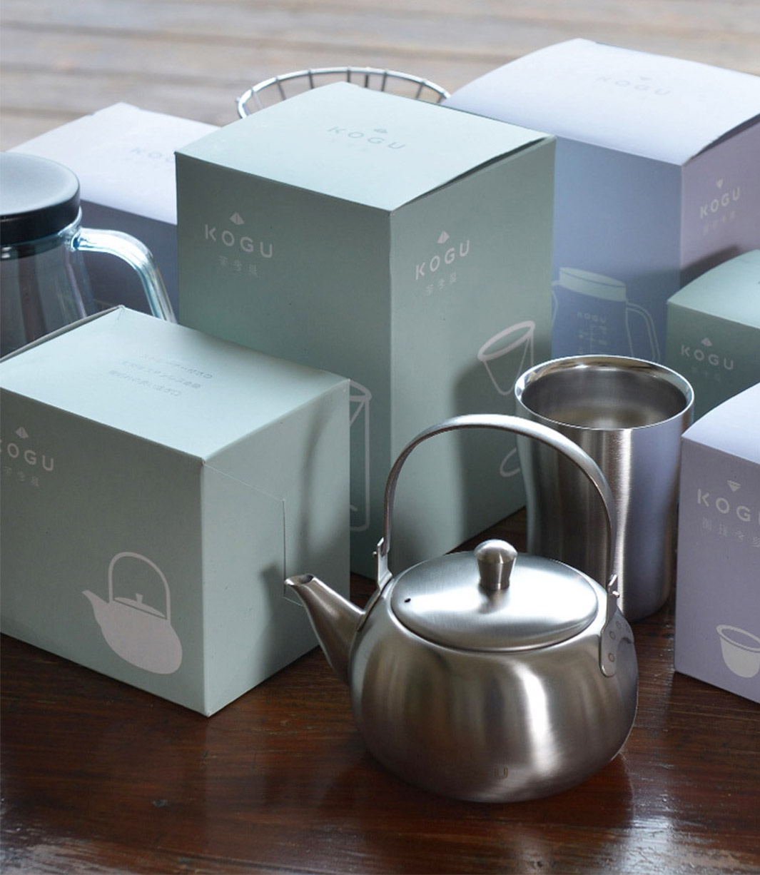 日製18-8不鏽鋼雙層隔熱保冰隨行杯，銀色，圓潤造型，附提把，搭配同系列淺綠色包裝盒，盒上印有水壺圖案。