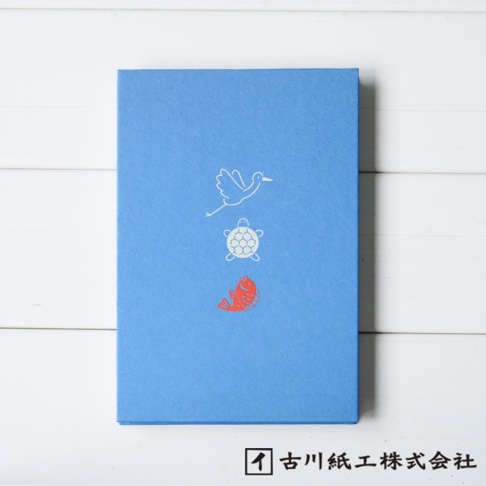 藍色和紙製成的御朱印帳，封面有白色線條描繪的飛鳥、白色印刷的烏龜圖案，以及紅色印刷的魚圖案，整體呈現簡約設計。
