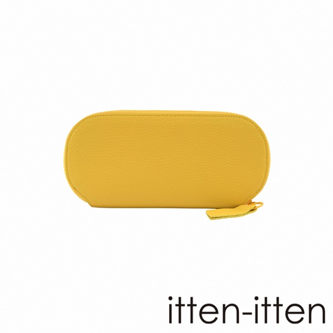 itten-itten 品牌一個黃色的皮革長夾，帶有一個黃色的拉鍊吊飾，背景為白色。