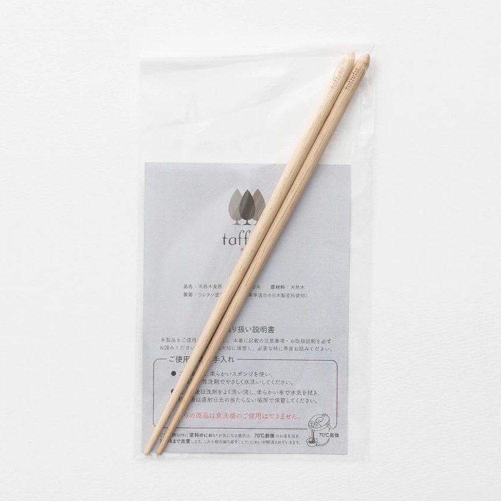 兩支 23 公分長的楓木圓筷，呈現天然木紋色，包裝在透明塑膠袋中，旁邊附有日文說明書。