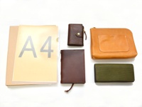 職人手作皮革屋瓦風兩用側背包 (CW-147) M，包含卡其色皮革手拿包、棕色皮革長夾、綠色皮革長夾、棕色皮革短夾，以及兩本裝有A4紙張的筆記本。