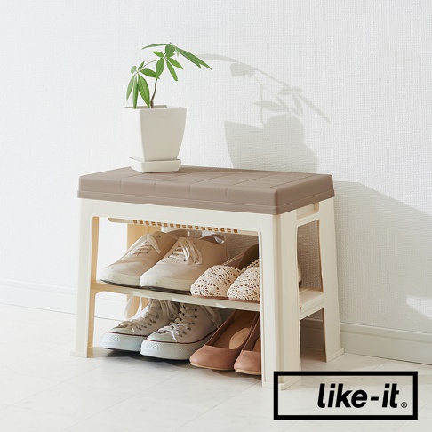 米白色塑膠玄關穿鞋收納椅，頂部為灰褐色座椅，設有兩層鞋架，擺放著帆布鞋、蕾絲鞋及高跟鞋，右下角有「like-it」品牌標誌。