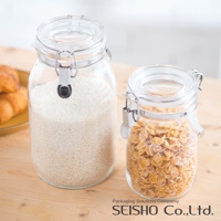 兩個透明玻璃密封儲物瓶，左瓶裝滿白色米粒，右瓶裝滿金黃色玉米片，均配有銀色金屬鎖扣和透明密封蓋。