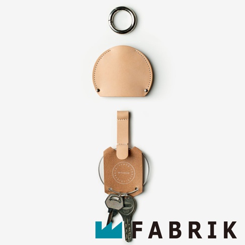 FABRIK 皮革圓形收納鑰匙圈，含圓環、鑰匙包本體與鑰匙串，整體為原色皮革。