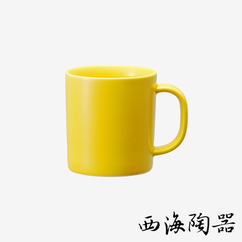 亮黃色陶瓷馬克杯，杯身圓柱形，帶有弧形手柄，容量330ml。