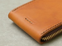 職人手作皮革Organ全包式拉鍊卡片鑰匙包 (GS-60)，採用經典棕色皮革，車縫線清晰，質感樸實。拉鍊為金色，與皮革顏色形成對比，整體呈現簡約大方的風格。