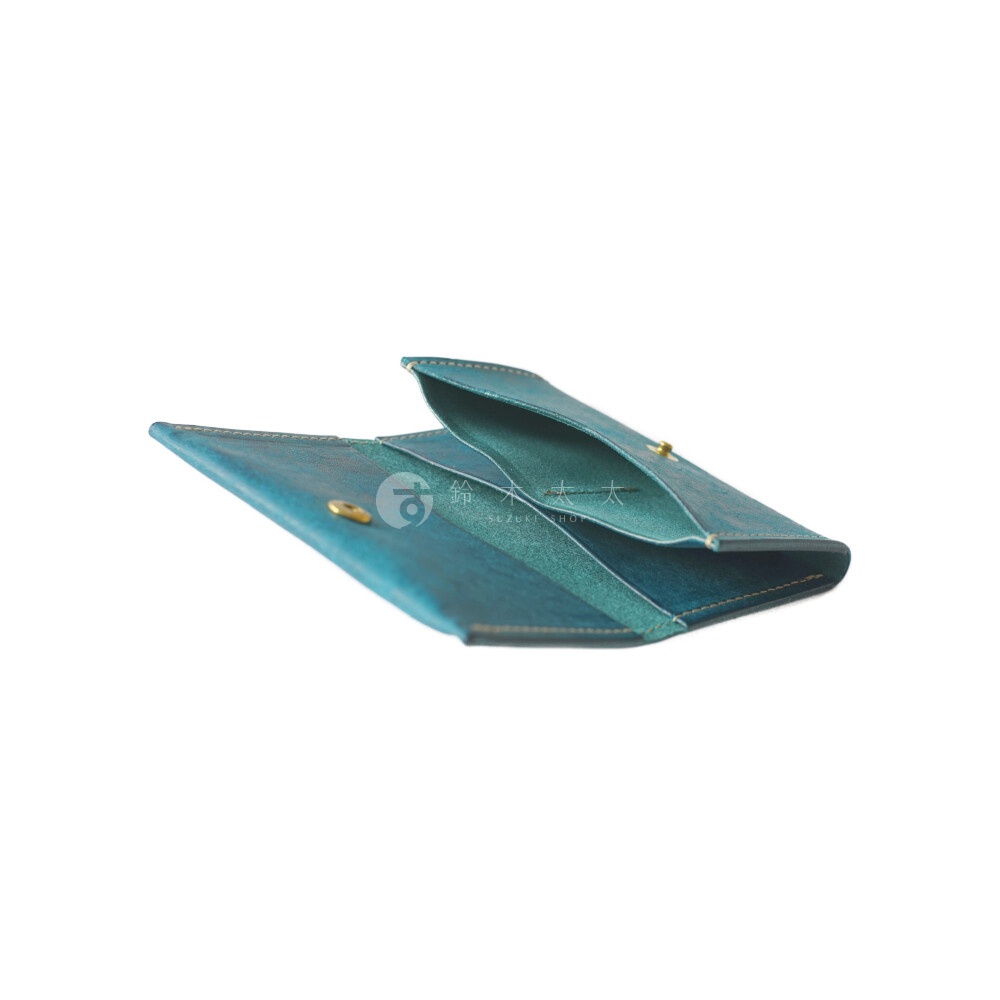 北海道KASANE職人手作義大利Margot皮革卡片收納夾，展示了展開的藍綠色皮革製品，內有金色金屬扣，並印有品牌名稱。