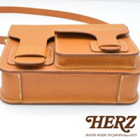 職人手作皮革經典厚實單肩包A-40，咖啡色皮革，方形包身，正面有兩個翻蓋式口袋，細膩的縫線勾勒出包的輪廓。