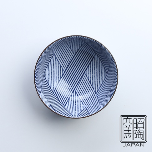 藍染縞格子飯碗，碗身內外皆有藍色細線交織的幾何紋路，碗緣邊緣為深棕色。