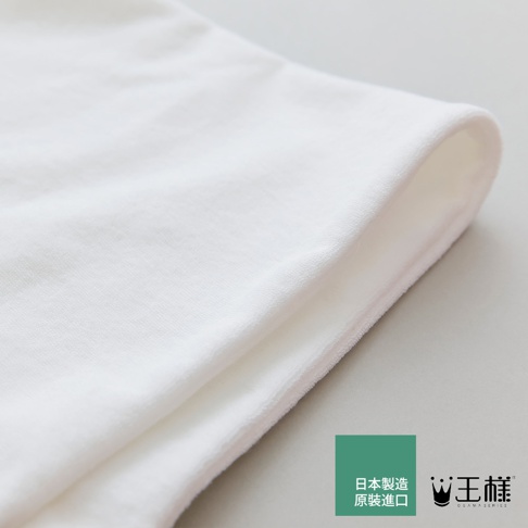 純白色棉布製成的王樣頸椎安定枕專用枕套，布料柔軟，邊緣捲起展示內部結構。