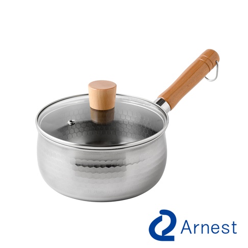Arnset品牌不鏽鋼雪平鍋，鍋身具有六角形蜂巢紋理，搭配木質長把手與圓形木製握柄玻璃鍋蓋，整體外觀呈現金屬銀色質感，適合居家烹飪使用。