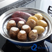 不鏽鋼蒸盤中盛有地瓜、馬鈴薯和芋頭，蒸氣瀰漫，蒸盤置於藍色鍋子上。