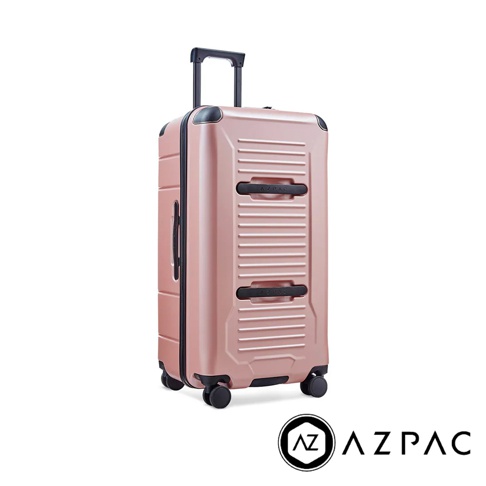 玫瑰金色的 AZPAC Trucker 2.0 30 吋旅行箱，具有防爆設計，箱身帶有橫向條紋和兩個黑色提把，配有可伸縮拉桿和四個萬向輪。