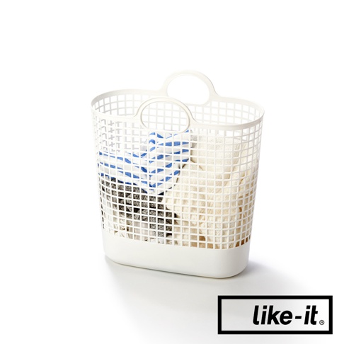 白色網格透氣手提式洗衣籃，籃身由塑膠製成，內部裝有藍白條紋衣物和白色毛巾。