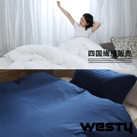 圖片頂部，一個女人躺在床上伸懶腰，床上鋪著白色被子，圖片右側有中文文字「四國纖維販賣」；圖片下方是藍色的床鋪和枕頭，右下角有英文品牌標誌「WESTY」。