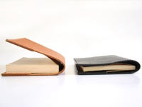 左が新品。右が少し経ったもの。始めは張りがあるので本に馴染むまで時間がかかります。また、右側のように薄い本は少し余裕が。