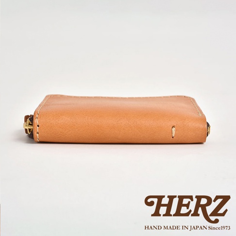 職人手作皮革多用途收納鑰匙包 KE-4，淺棕色，拉鍊開合，以精細縫線裝飾，展現天然皮革的紋理。