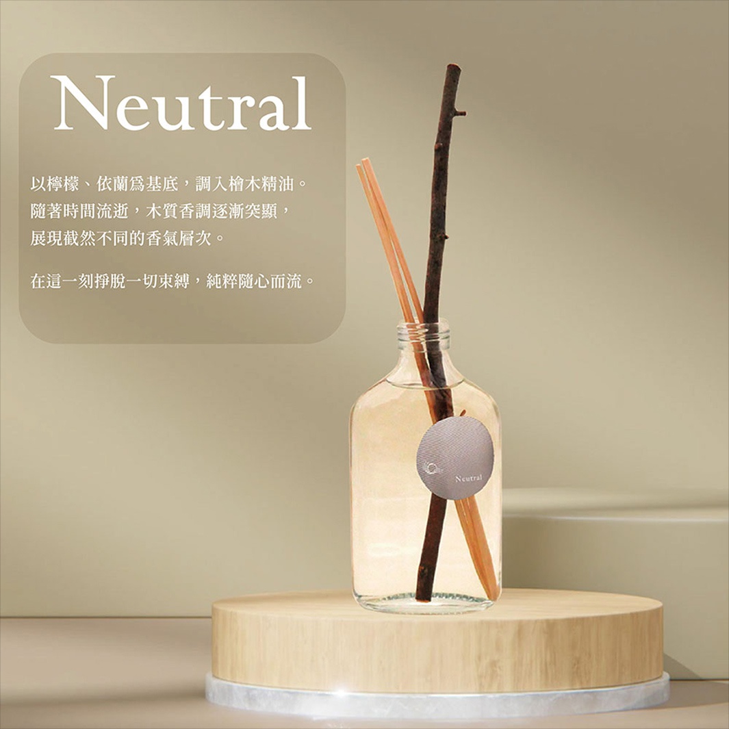 圖片文字：Neutral 以檸檬、依蘭為基底，調入檜木精油。隨著時間流逝，木質香調逐漸突顯，展現截然不同的香氣層次。 在這一刻掙脫一切束縛，純粹隨心而流。
