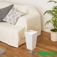 白色方形半開垃圾桶，簡約設計，適合居家使用，搭配米白色沙發與綠色植物，營造清新氛圍。