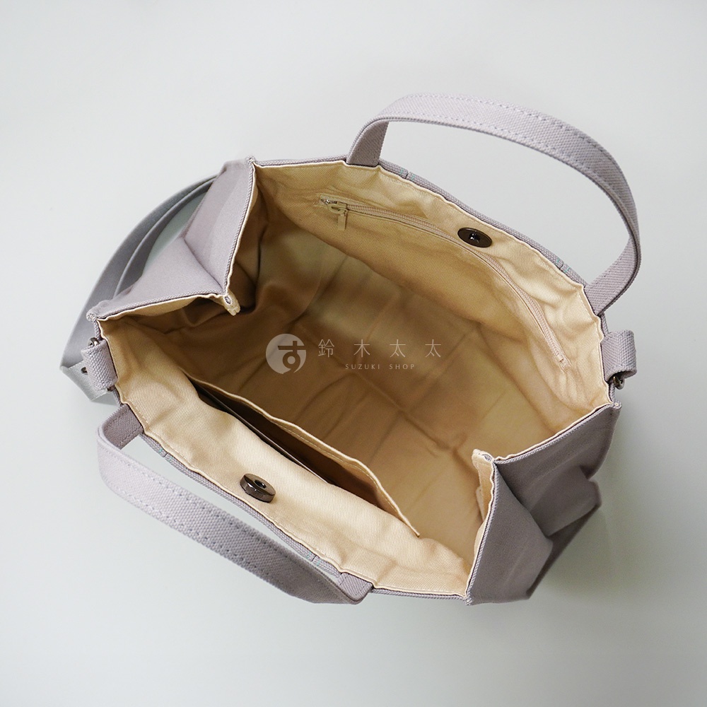 京都職人手作ougi棉帆布兩用扇形托特包，此款為淺灰色，包身與內裡皆為棉帆布材質，內有拉鍊暗袋及磁釦小袋，配有提把與可拆卸肩背帶。