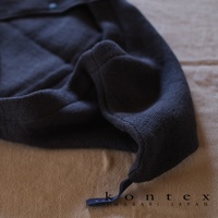 深藍色針織純棉嬰兒連帽浴巾，帶有品牌標籤。